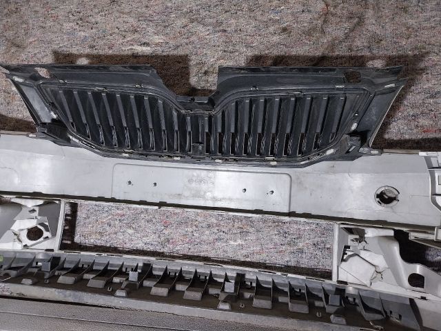 bontott SKODA OCTAVIA III Első Lökhárító (Részeivel)