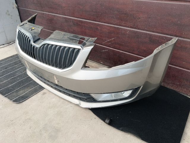 bontott SKODA OCTAVIA III Első Lökhárító (Részeivel)