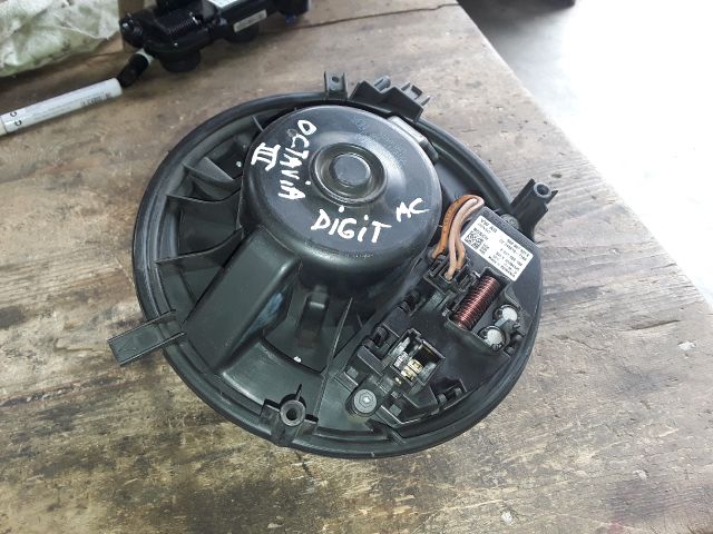 bontott SKODA OCTAVIA III Fűtőmotor (Klímás)