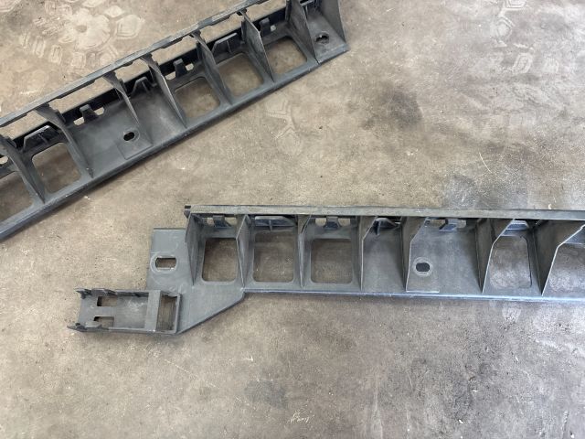 bontott SKODA OCTAVIA III Hátsó középső Lökhárító Tartó (Műanyag)