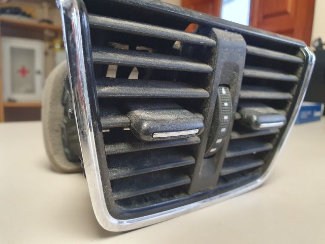 bontott SKODA OCTAVIA III Hátsó középső Szellőző