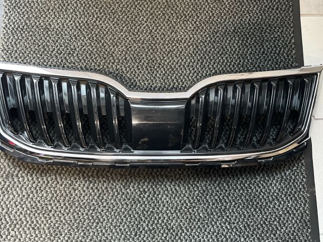 bontott SKODA OCTAVIA III Hűtőrács