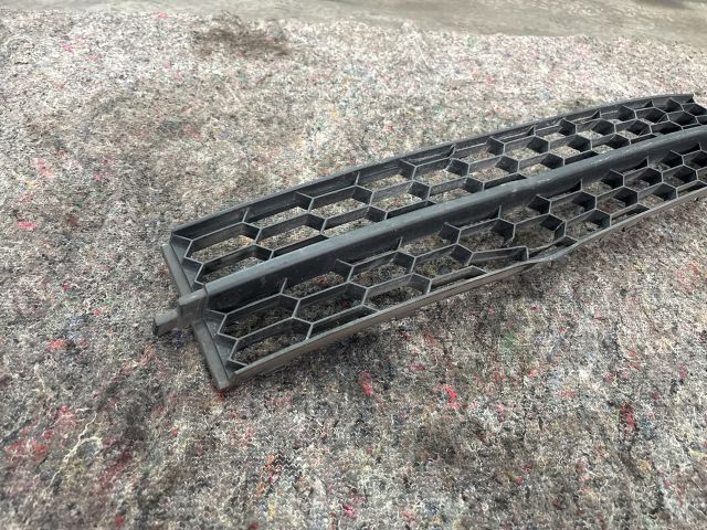 bontott SKODA OCTAVIA III Hűtőrács