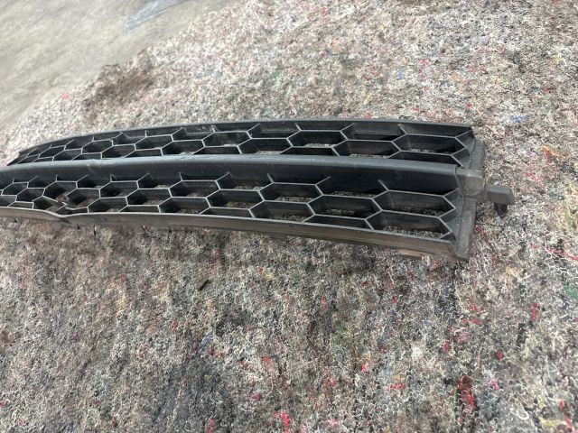 bontott SKODA OCTAVIA III Hűtőrács