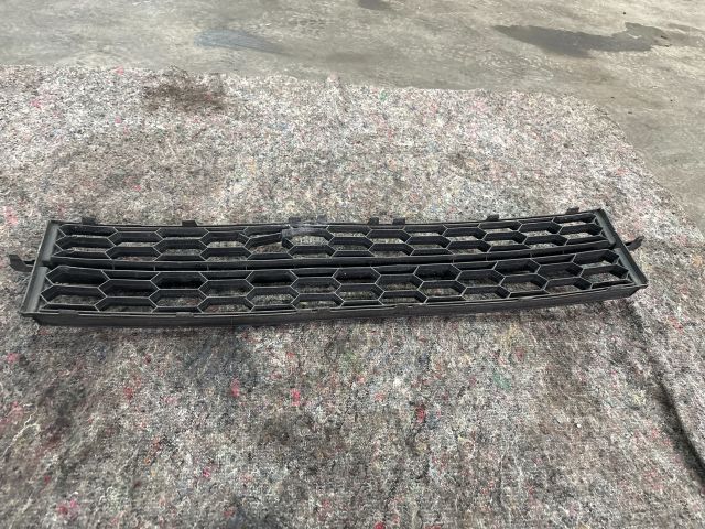 bontott SKODA OCTAVIA III Hűtőrács