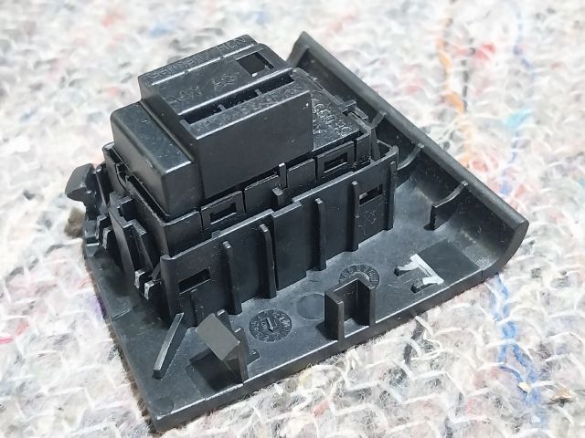 bontott SKODA OCTAVIA III Jobb első Ablakemelő Kapcsoló