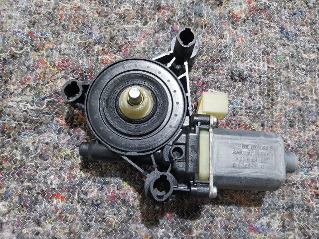 bontott SKODA OCTAVIA III Jobb első Ablakemelő Motor