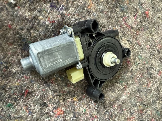 bontott SKODA OCTAVIA III Jobb első Ablakemelő Motor