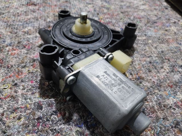 bontott SKODA OCTAVIA III Jobb első Ablakemelő Motor