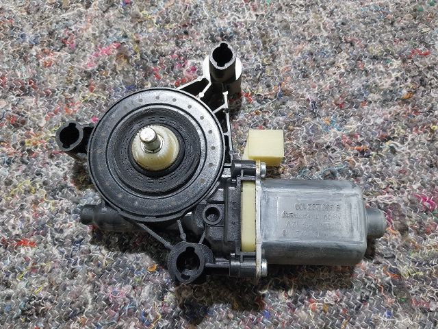 bontott SKODA OCTAVIA III Jobb első Ablakemelő Motor