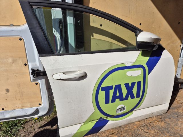 bontott SKODA OCTAVIA III Jobb első Ajtó (Részeivel)