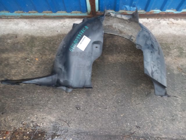 bontott SKODA OCTAVIA III Jobb első Első Dobbetét (Kerékjárati, Műanyag)