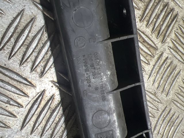 bontott SKODA OCTAVIA III Jobb első Oldal Lökhárító Tartó (Műanyag)