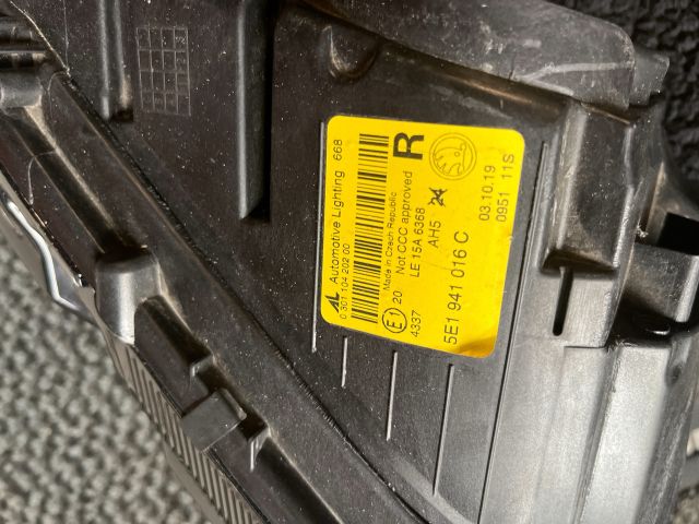 bontott SKODA OCTAVIA III Jobb Fényszóró