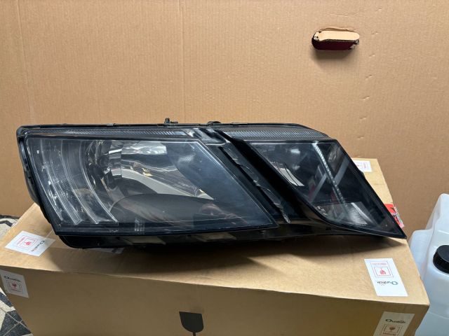 bontott SKODA OCTAVIA III Jobb Fényszóró