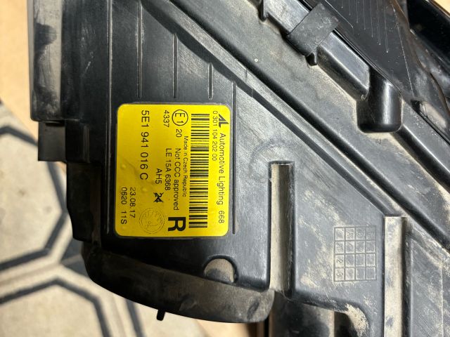 bontott SKODA OCTAVIA III Jobb Fényszóró