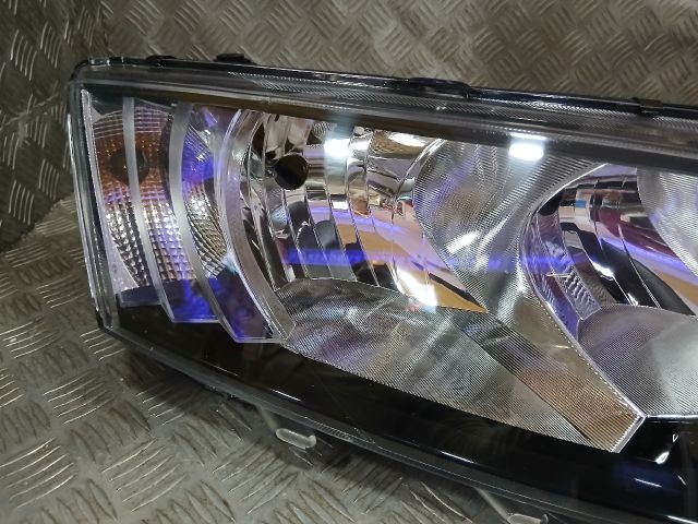 bontott SKODA OCTAVIA III Jobb Fényszóró