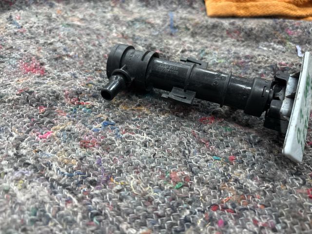 bontott SKODA OCTAVIA III Jobb Fényszórómosó Fúvóka