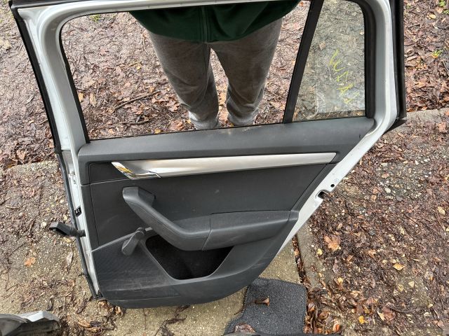 bontott SKODA OCTAVIA III Jobb hátsó Ajtó (Részeivel)