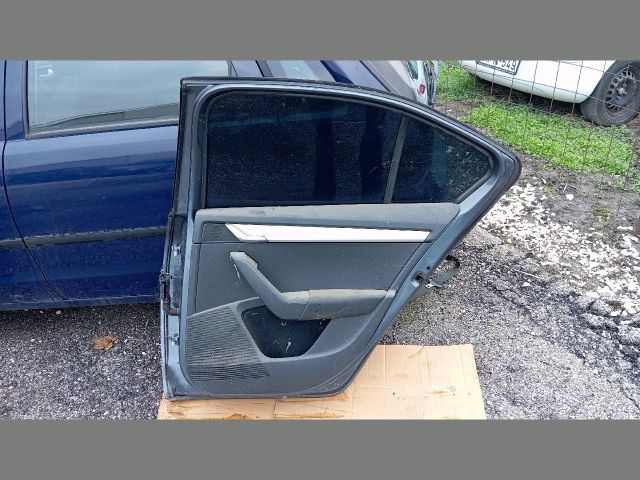 bontott SKODA OCTAVIA III Jobb hátsó Ajtó (Részeivel)