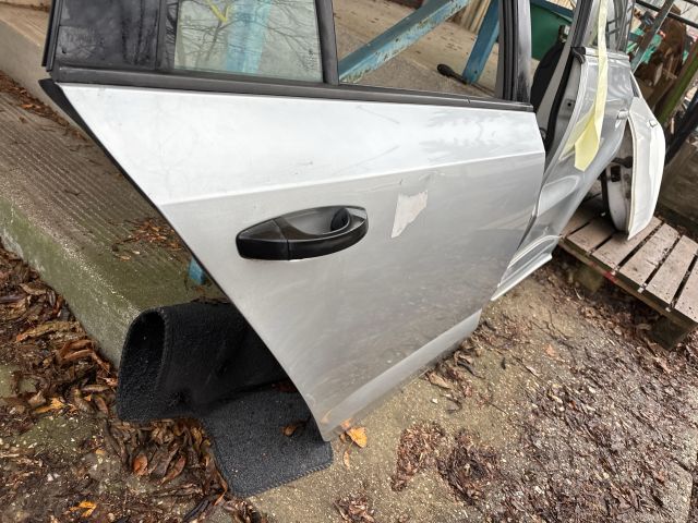 bontott SKODA OCTAVIA III Jobb hátsó Ajtó (Részeivel)