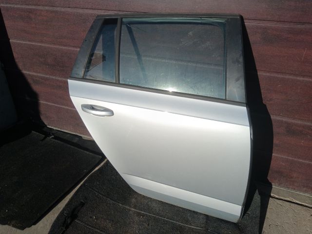 bontott SKODA OCTAVIA III Jobb hátsó Ajtó (Részeivel)