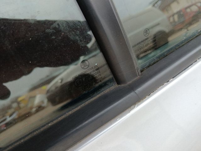 bontott SKODA OCTAVIA III Jobb hátsó Ajtó (Részeivel)