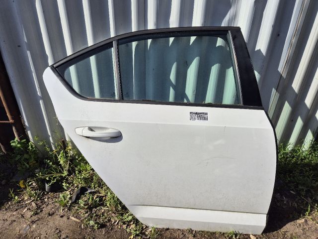 bontott SKODA OCTAVIA III Jobb hátsó Ajtó (Részeivel)