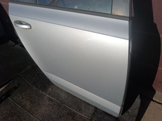 bontott SKODA OCTAVIA III Jobb hátsó Ajtó (Részeivel)