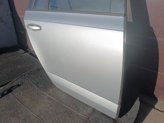 bontott SKODA OCTAVIA III Jobb hátsó Ajtó (Részeivel)