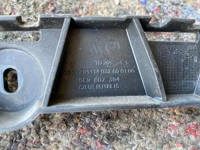 bontott SKODA OCTAVIA III Jobb hátsó Lökhárító Tartó (Műanyag)