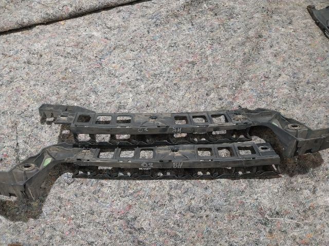 bontott SKODA OCTAVIA III Jobb hátsó Lökhárító Tartó (Műanyag)