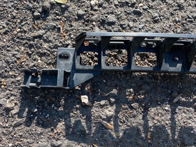 bontott SKODA OCTAVIA III Jobb hátsó Lökhárító Tartó (Műanyag)