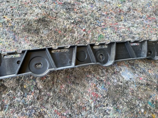 bontott SKODA OCTAVIA III Jobb hátsó Lökhárító Tartó (Műanyag)