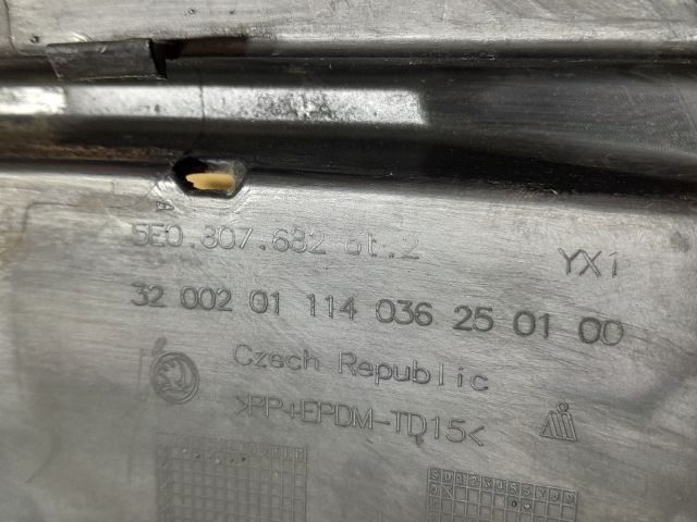 bontott SKODA OCTAVIA III Jobb Ködlámpa Rács