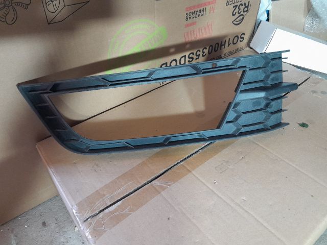 bontott SKODA OCTAVIA III Jobb Ködlámpa Rács