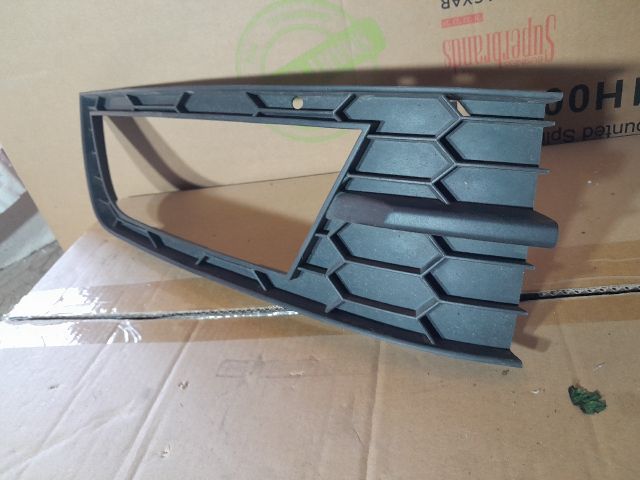 bontott SKODA OCTAVIA III Jobb Ködlámpa Rács