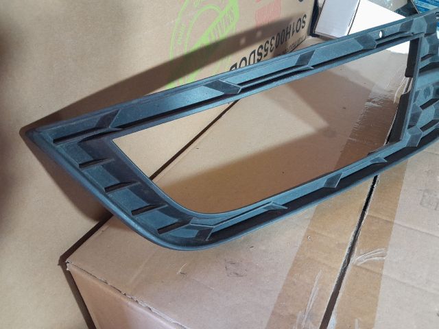 bontott SKODA OCTAVIA III Jobb Ködlámpa Rács