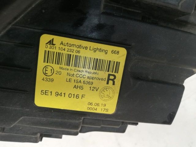 bontott SKODA OCTAVIA III Jobb Ledes Fényszóró