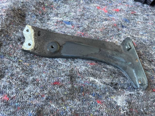 bontott SKODA OCTAVIA III Jobb Sárvédő Oldaltartó