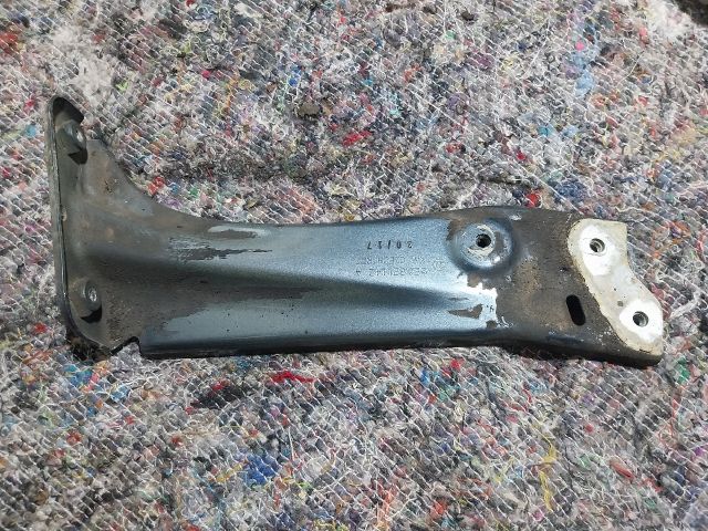 bontott SKODA OCTAVIA III Jobb Sárvédő Oldaltartó