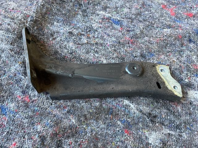 bontott SKODA OCTAVIA III Jobb Sárvédő Oldaltartó