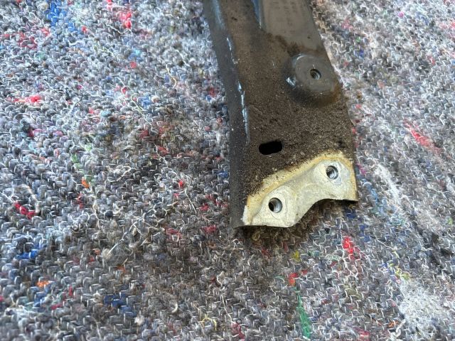 bontott SKODA OCTAVIA III Jobb Sárvédő Oldaltartó