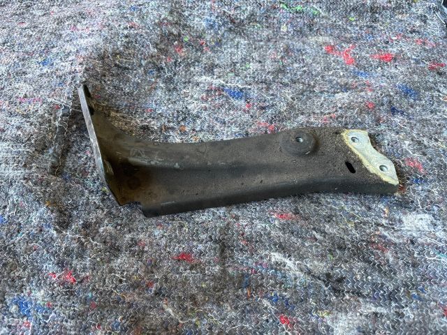 bontott SKODA OCTAVIA III Jobb Sárvédő Oldaltartó