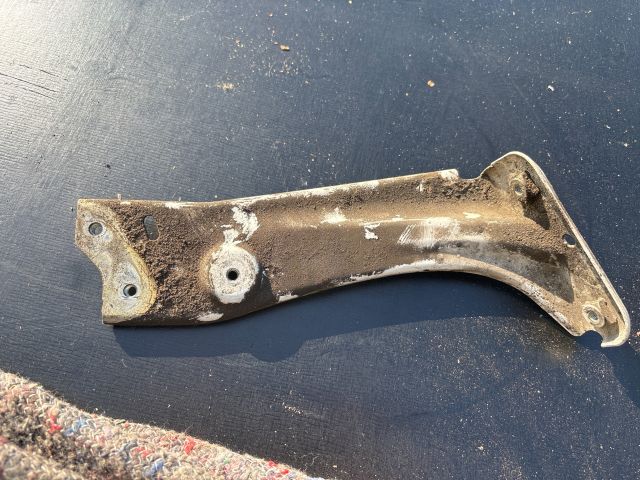 bontott SKODA OCTAVIA III Jobb Sárvédő Oldaltartó