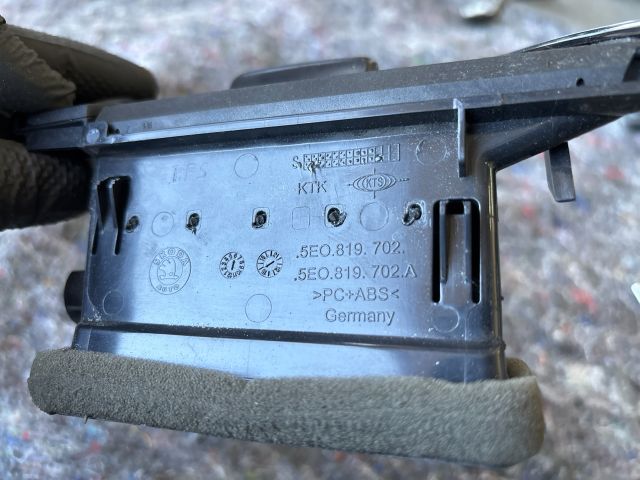 bontott SKODA OCTAVIA III Jobb Szellőző