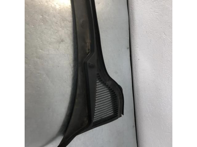 bontott SKODA OCTAVIA III Jobb Szélvédő Alatti Vízelvezető Műanyag