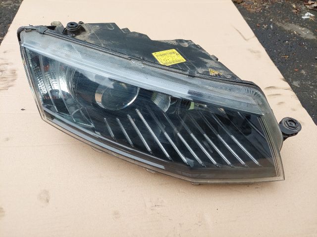 bontott SKODA OCTAVIA III Jobb Xenon Fényszóró