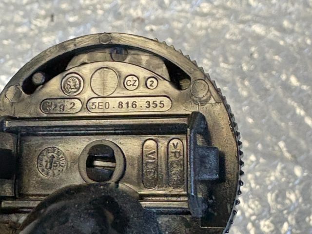 bontott SKODA OCTAVIA III Kesztyűtartó Hűtő Cső