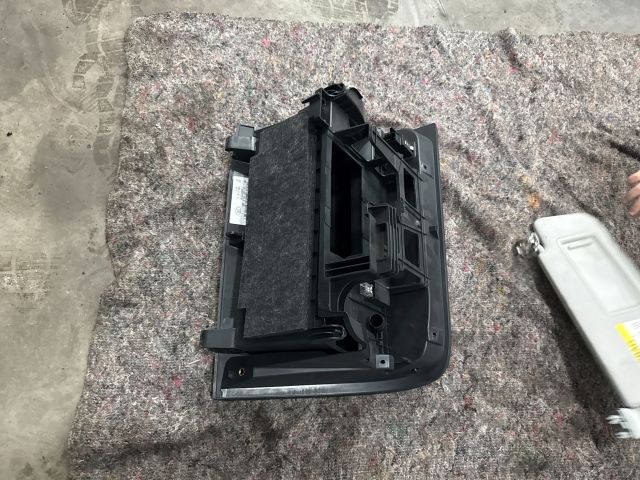 bontott SKODA OCTAVIA III Kesztyűtartó